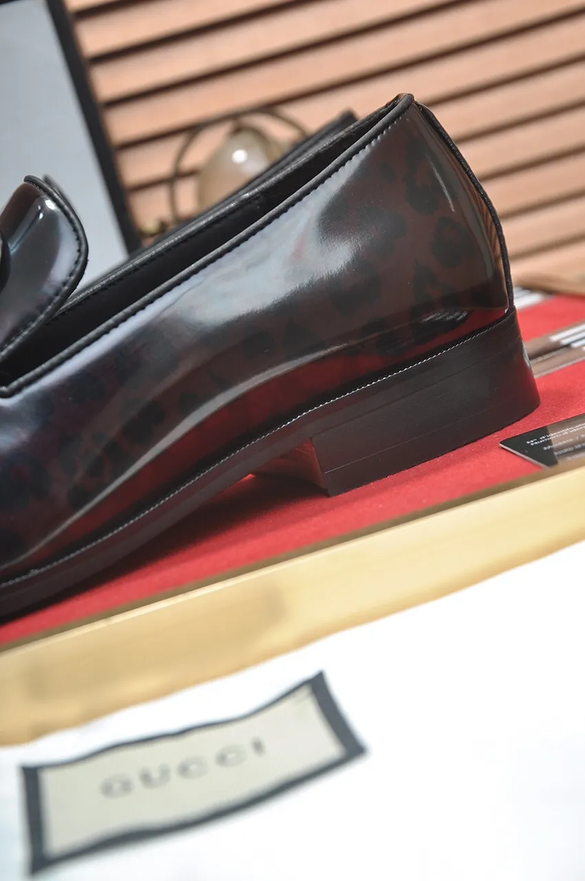 Men's shoes💰500💶Italy's top luxury men's shoe giant (GUCCI) (Gucci) (full cowhide lining) new arrival🍃Original European style🔰 Pleasant to the eye😍In order to make the shoes more durable and non-deformable🌀The production continues to follow traditional methods but there is still no lack of innovation💪Choose original sheepskin for the leather♻️ Smooth and natural And extra bright ⭐Made of imported cowhide, the first choice of rich people 38-45 (45 customized)